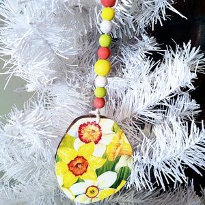 HAND CRAFTED SPRING/EASTER DAFFODILS BEADED WOOD ORNAMENT/TIERED TRAY DECOR